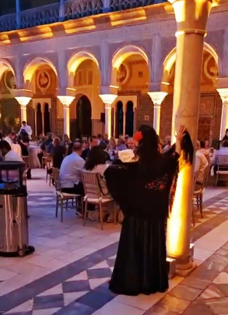 Soprano interpretando Carmen en evento de gala en Sevilla